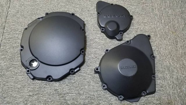 こんばんは(^ｰ^) 今朝、起きてきた
次男の第一声が
ドラえもんにカンチョウ
された夢みた〜
だって！🤣
ドラえもん指ありませんがなあ🤣笑
朝から息子に笑わされた
日曜日
愛機のエンジンカバーの
耐熱塗装に着手しました😊

以前フォロワーさんからオススメ
されてポチったトップヒートを
片手に
廃材だったスノコを持ってきて
鼻歌まじりでプシュー🎶

焼き付け方法は…
あまり大きな声では
言えません🤣

#GSF1200
#油冷
#油冷乗り
#バイクが好きだ

#ホリゾンタルグレイズ
#ロングライダーズ

#自家塗装
#耐熱塗装
#トップヒート
#最高です

最後に映ってるのは
タヌキではありません！
サトシです😽